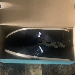 Size 10 men’s Tom. Black in colour. Never really worn. They were too big for Me.